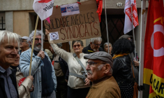 Un rassemblement d'organisations syndicales organisé par la CGT contre les mesures les visant, annoncées par Christophe Barthes, maire RN de Carcassonne, à la Bourse du Travail de Carcassonne, le 13 mai 2026 ( AFP / Ed JONES )