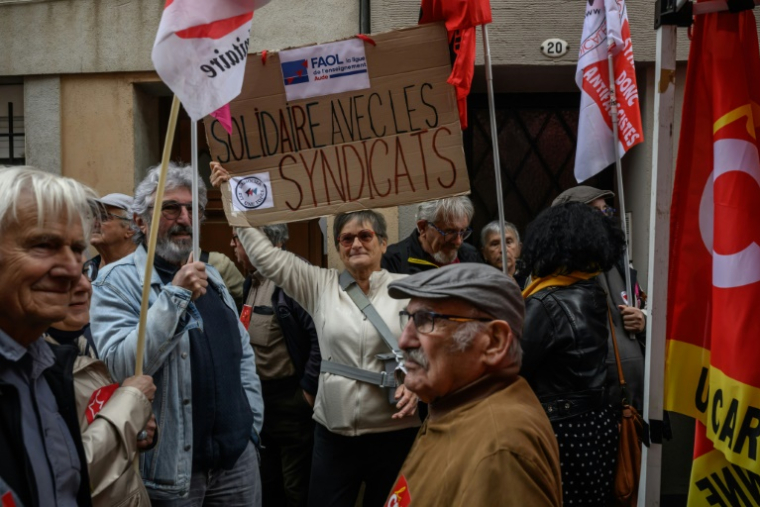 Un rassemblement d'organisations syndicales organisé par la CGT contre les mesures les visant, annoncées par Christophe Barthes, maire RN de Carcassonne, à la Bourse du Travail de Carcassonne, le 13 mai 2026 ( AFP / Ed JONES )