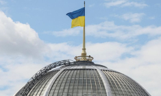 Drapeau ukrainien sur le bâtiment du Parlement à Kyiv