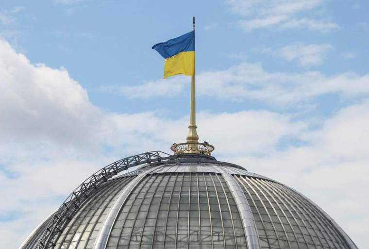 Drapeau ukrainien sur le bâtiment du Parlement à Kyiv
