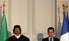 Mouammar Kadhafi et Nicolas Sarkozy, le 10 décembre 2007, à Paris ( POOL / PATRICK KOVARIK )