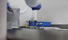 Un homme teste divers produits chimiques dans un laboratoire en Pennsylvanie