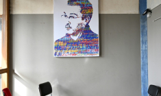 Un portrait de Samuel Paty est affiché lors d'une cérémonie d'hommage au collège du Bois d'Aulne à Conflans-Sainte-Honorine, le 16 octobre 2023 ( POOL / Bertrand GUAY )