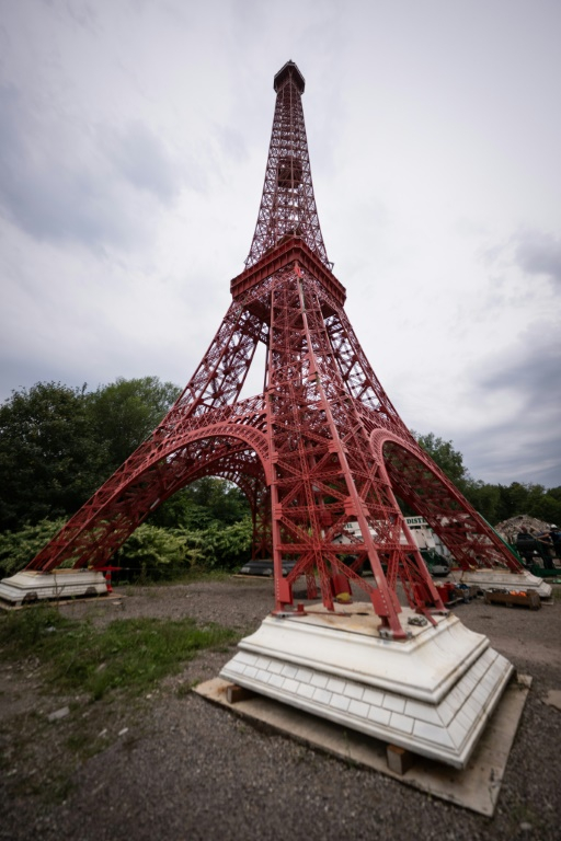 La réplique à l'échelle 1/10e de la tour Eiffel, haute de 31 mètres, à Sainte-Croix-aux-Mines, le 26 août 2025 dans le Haut-Rhin ( AFP / SEBASTIEN BOZON )