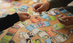 À partir de 7 ans ou 8 ans, dans les pratiques de collection, les enfants hiérarchisent les objets.  (crédit: Adobe Stock)
