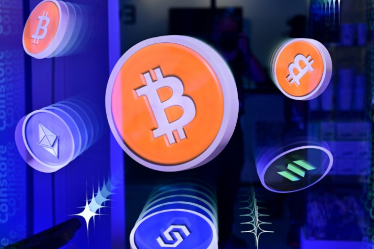 Logos du bitcoin et d'autres crypto-monnaies. ( AFP / Giuseppe CACACE )