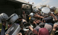 Des Palestiniens se pressent à une distribution de nourriture dans une cantine de campagne à Khan Younès, dans le sud du territoire palestinien où l'ONU a déclaré la famine, le 21 août 2025 ( AFP / - )