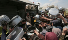 Des Palestiniens se pressent à une distribution de nourriture dans une cantine de campagne à Khan Younès, dans le sud du territoire palestinien où l'ONU a déclaré la famine, le 21 août 2025 ( AFP / - )