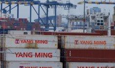 Des conteneurs d'expédition en provenance de Chine au port de Los Angeles