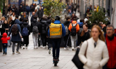 Un livreur Glovo passe dans une zone piétonne à Barcelone