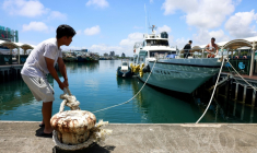 Des pêcheurs sécurisent leurs bateaux au port de Wushih à Taïwan à l'approche du typhon Podul le 12 août 2025. ( AFP / I-Hwa Cheng )