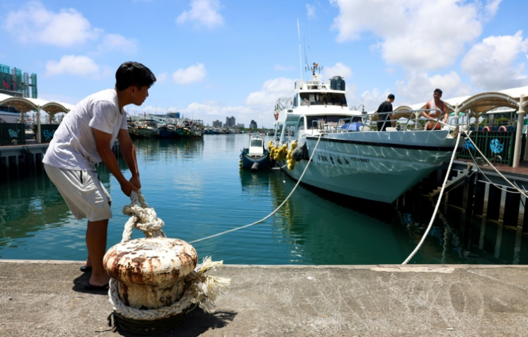 Des pêcheurs sécurisent leurs bateaux au port de Wushih à Taïwan à l'approche du typhon Podul le 12 août 2025. ( AFP / I-Hwa Cheng )