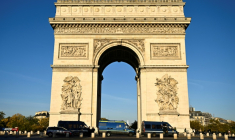 Des véhicules de gendarmerie stationnés autour de l'Arc de Triomphe à Paris, le 31 octobre 2026 ( AFP / JULIEN DE ROSA )