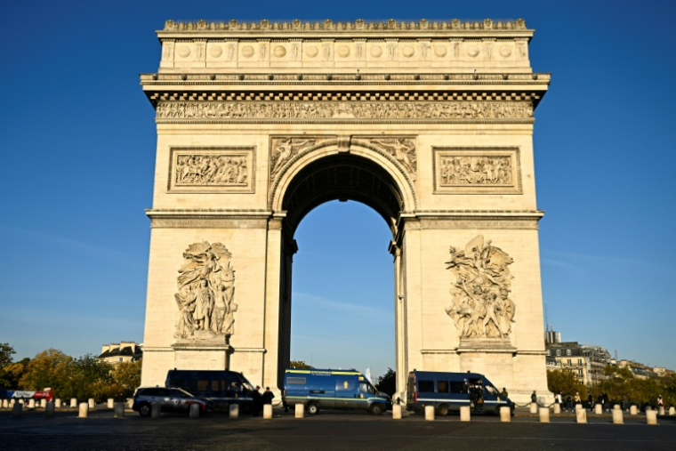 Des véhicules de gendarmerie stationnés autour de l'Arc de Triomphe à Paris, le 31 octobre 2026 ( AFP / JULIEN DE ROSA )