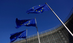Les drapeaux de l'Union européenne flottent devant le siège de la Commission européenne à Bruxelles