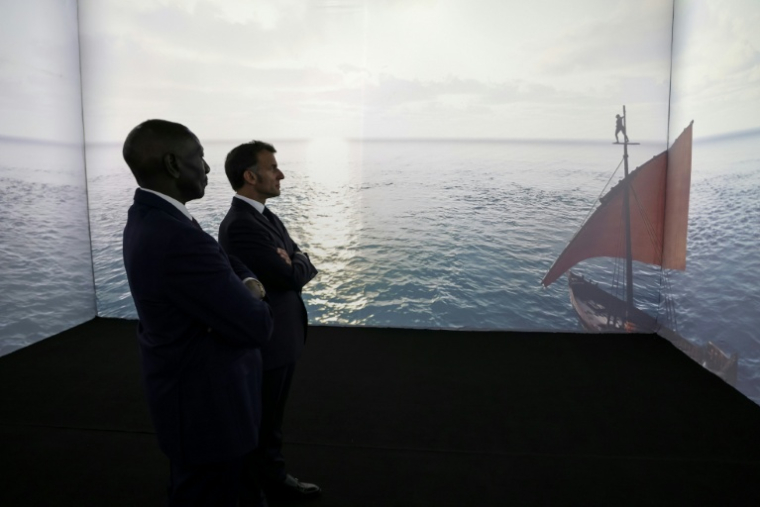 Le président français Emmanuel Macron (d) et le président kényan William Ruto (g) regardent un film d'intelligence artificielle (IA) réalisé par des cinéastes du programme Creation Africa lors du sommet Africa Forward à Nairobi, le 11 mai 2026 au Kenya ( AFP / Ludovic MARIN )