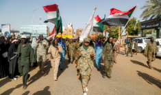 Des membres du groupe de résistance populaire pro-armée soudanaise lors d'un rassemblement de soutien à la position de l'armée au Darfour, au Kordofan et dans l'État du Nil Bleu, dans le quartier de Karary à Omdurman, la ville jumelle de la capitale soudanaise, le 30 juin 2026.  ( AFP / Ebrahim HAMID )