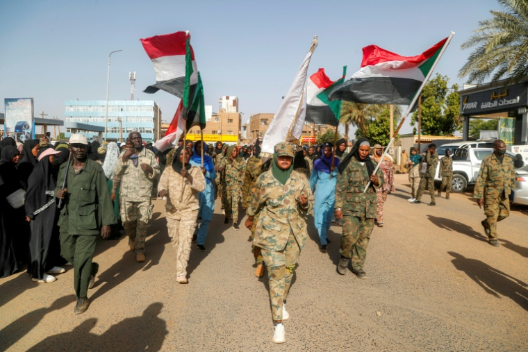 Des membres du groupe de résistance populaire pro-armée soudanaise lors d'un rassemblement de soutien à la position de l'armée au Darfour, au Kordofan et dans l'État du Nil Bleu, dans le quartier de Karary à Omdurman, la ville jumelle de la capitale soudanaise, le 30 juin 2026.  ( AFP / Ebrahim HAMID )