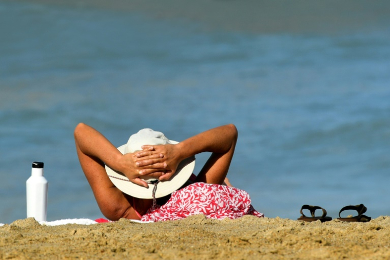 De nombreuses idées fausses persistent autour du soleil et du bronzage, et les conseils pour "préparer" sa peau à l'exposition aux rayons UV, principal facteur des cancers cutanés ( AFP / GAIZKA IROZ )