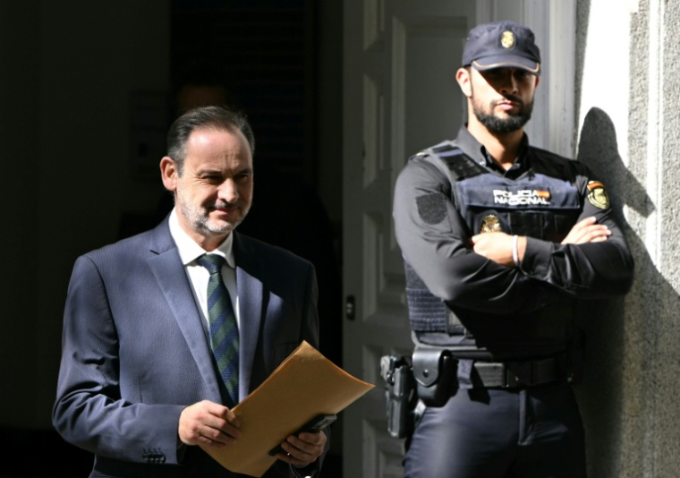 L'ancien ministre espagnol des Transports, José Luis Ábalos, quitte la Cour suprême après avoir comparu pour corruption présumée à Madrid, le 15 octobre 2025 ( AFP / Javier SORIANO )