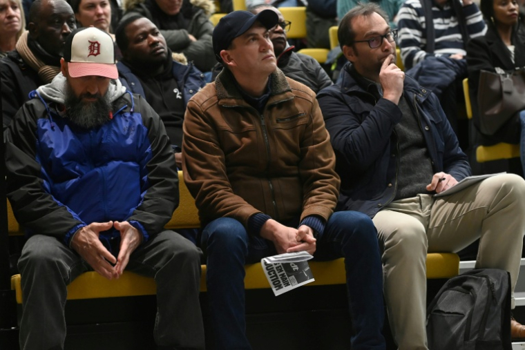 Des salariés de l'usine Brandt participent à une réunion d'information sur les possibilités de reconversion professionnelle, le 15 décembre à Saint-Jean-de-la-Ruelle, près d'Orléans, le 15 décembre 2025 dans le Loiret The judicial liquidation of the Brandt household appliance group, announced on December 12, 2025 by the Nanterre Economic Court, marks the end of a major name in French industry during the post-war boom years, which has changed hands several times in recent decades. ( AFP / JEAN-FRANCOIS MONIER )