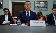 Une vue montre le secrétaire américain aux Transports Sean Duffy témoignant devant une audience au Capitole à Washington