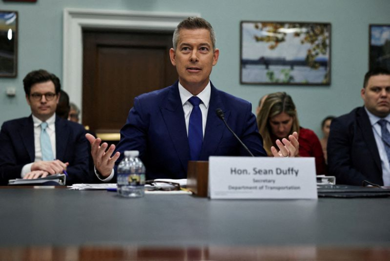 Une vue montre le secrétaire américain aux Transports Sean Duffy témoignant devant une audience au Capitole à Washington
