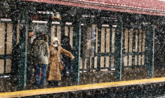 Des personnes sur un quai de métro dans le quartier du Queens, à New York le 22 février 2026 ( AFP / CHARLY TRIBALLEAU )