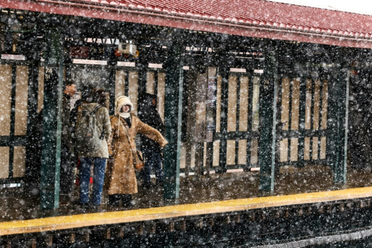 Des personnes sur un quai de métro dans le quartier du Queens, à New York le 22 février 2026 ( AFP / CHARLY TRIBALLEAU )