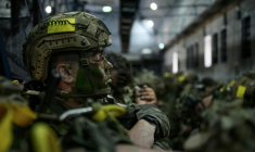 Un militaire du 3ᵉrégiment d'infanterie de marine sommeille à bord d'un Airbus A400M lors d'exercices près de Carcassonne, le 26 juin 2025  ( AFP / Ed JONES )