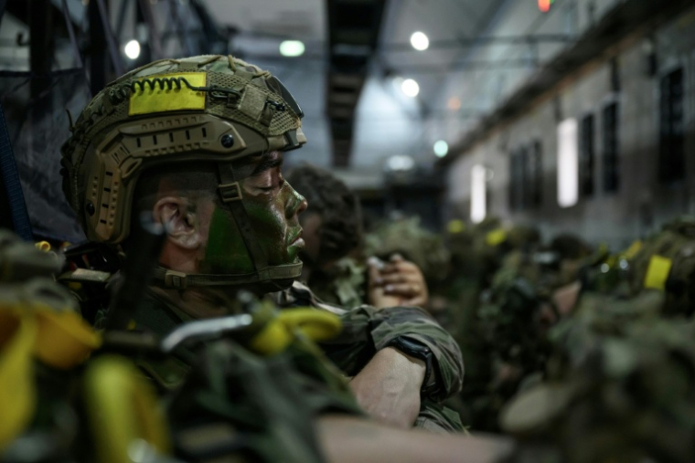 Un militaire du 3ᵉrégiment d'infanterie de marine sommeille à bord d'un Airbus A400M lors d'exercices près de Carcassonne, le 26 juin 2025  ( AFP / Ed JONES )
