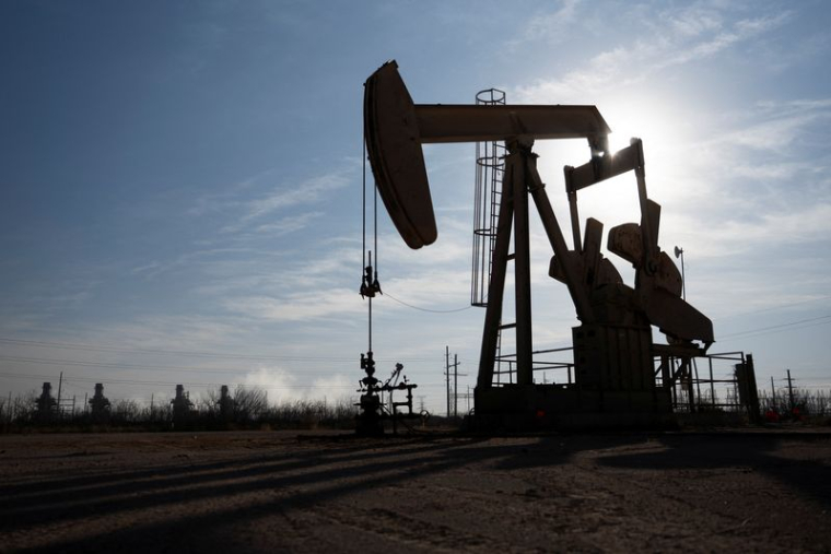 Un chevalet de pompage d'un champ pétrolier
