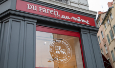 (Crédits photo : Adobe Stock - Magasin de l'enseigne de mode pour enfant DPAM en centre-ville)