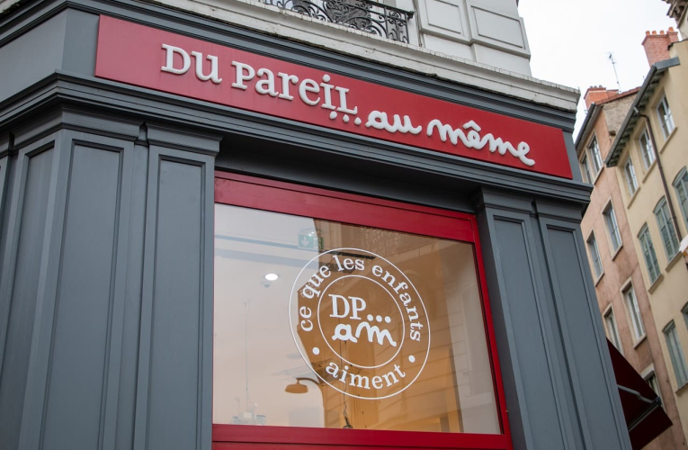 (Crédits photo : Adobe Stock - Magasin de l'enseigne de mode pour enfant DPAM en centre-ville)