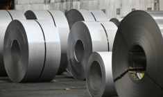 Des rouleaux d'acier sont posés avant que le président américain ne prenne la parole lors d'un rassemblement à US Steel - Irvin Works dans la banlieue de Pittsburgh à West Mifflin, en Pennsylvanie, le 30 mai 2025. ( AFP / SAUL LOEB )