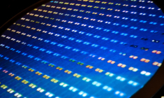 Une plaquette électronique exposée au musée de l'innovation de la "Taiwan Semiconductor Manufacturing Company" (TSMC) à Hsinchu, le 21 novembre 2024. ( AFP / I-HWA CHENG )