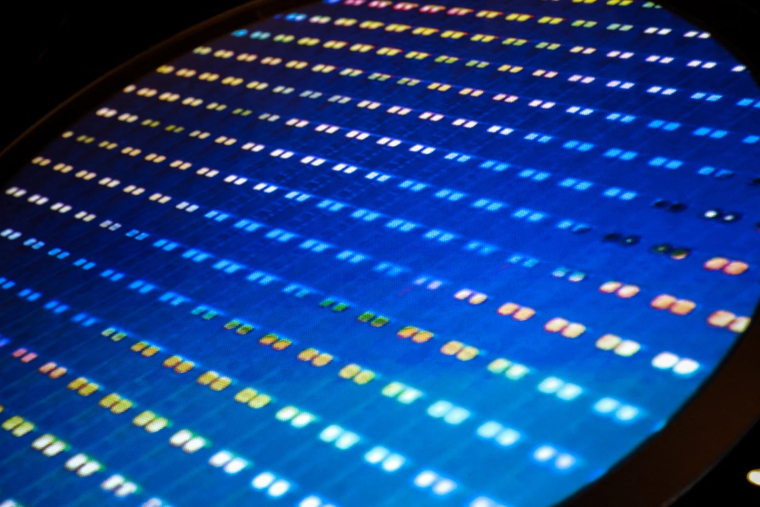 Une plaquette électronique exposée au musée de l'innovation de la "Taiwan Semiconductor Manufacturing Company" (TSMC) à Hsinchu, le 21 novembre 2024. ( AFP / I-HWA CHENG )