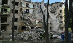 Des équipes de secours devant un immeuble résidentiel touché par une frappe russe à Kiev, le 23 juin 2025 en Ukraine ( AFP / Genya SAVILOV )