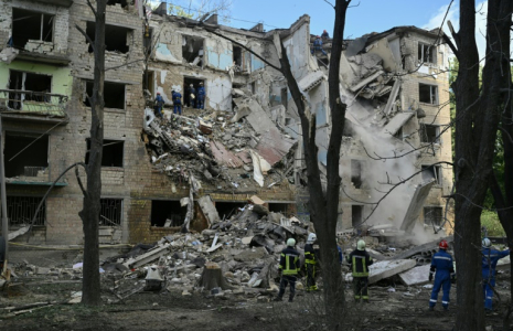 Des équipes de secours devant un immeuble résidentiel touché par une frappe russe à Kiev, le 23 juin 2025 en Ukraine ( AFP / Genya SAVILOV )