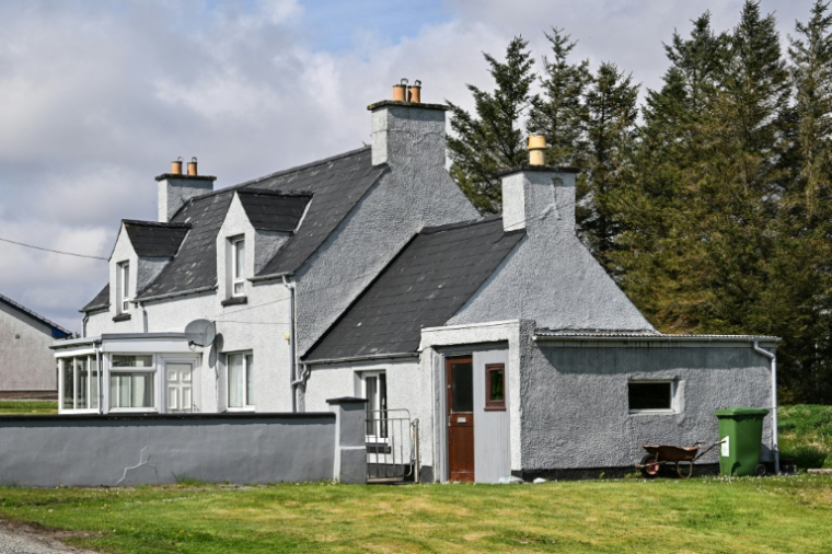 La maison où a grandi la mère de Donald Trump, Mary Anne MacLeod, dans le village de Tong, sur l'île de Lewis, le 29 avril 2025 en Ecosse ( AFP / Andy Buchanan )