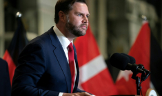 Le vice-président américain JD Vance écoute une question lors d'une conférence de presse dans le sud d'Israël, le 21 octobre 2025 ( POOL / Nathan HOWARD )