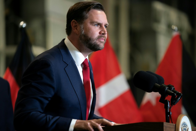Le vice-président américain JD Vance écoute une question lors d'une conférence de presse dans le sud d'Israël, le 21 octobre 2025 ( POOL / Nathan HOWARD )