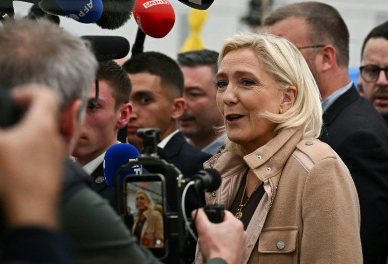 La présidente du groupe parlementaire du Rassemblement national (RN), Marine Le Pen (c), lors d'une visite au sommet de l'élevage à Cournon-d'Auvergne, près de Clermont-Ferrand, le 8 octobre 2025 dans le Puy-de-Dôme ( AFP / JEAN-PHILIPPE KSIAZEK )