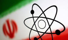 Le symbole atomique et le drapeau iranien