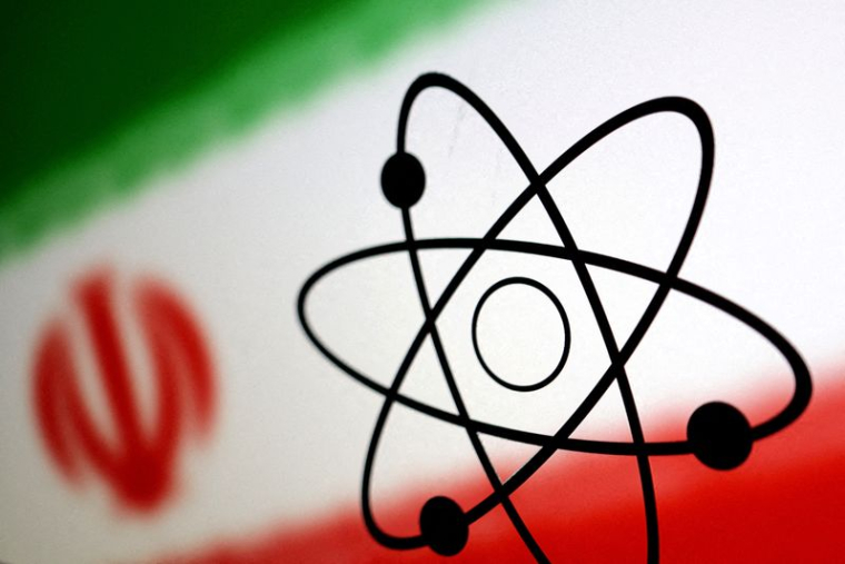 Le symbole atomique et le drapeau iranien