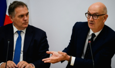 Le ministre de l'Economie, Roland Lescure (d) et le ministre des Transport, Philipe Tabarot lors d'une conférence de presse, le 6 mai 2026 à Paris ( AFP / Dimitar DILKOFF )