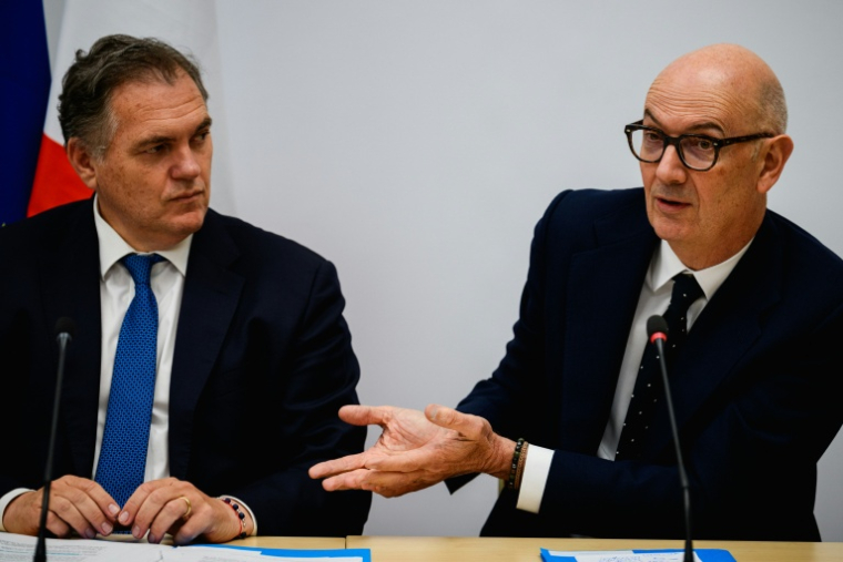 Le ministre de l'Economie, Roland Lescure (d) et le ministre des Transport, Philipe Tabarot lors d'une conférence de presse, le 6 mai 2026 à Paris ( AFP / Dimitar DILKOFF )
