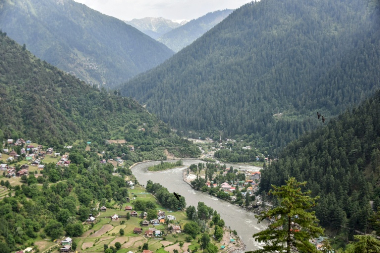 La région de Keran le long de la rivière Neelum, avec des villages situés de part et d’autre de la ligne de contrôle entre le Cachemire indien et le Cachemire pakistanais le 29 mai 2026  ( AFP / Sajjad QAYYUM )