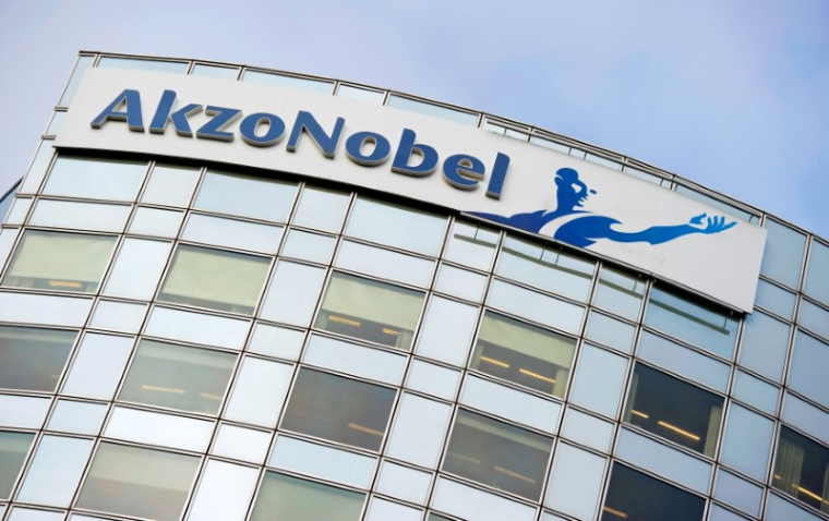 LE PATRON DE LA CHIMIE D'AKZO PRÔNE INDÉPENDANCE ET INJECTION DE CAPITAL