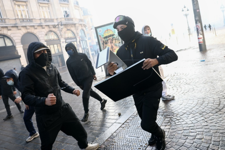 Scènes de pillage à Lille le 17 octobre ( AFP / Sameer AL-DOUMY )